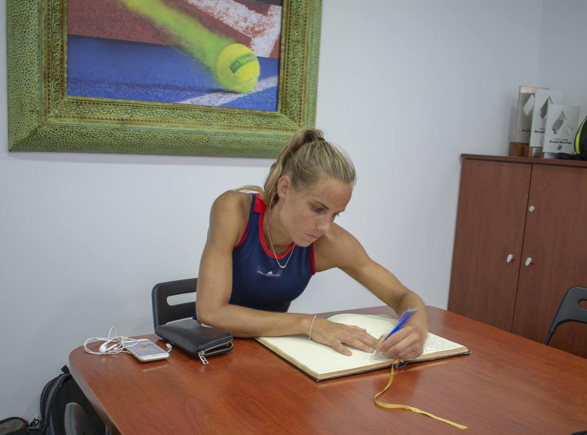 Arantxa Rus firma en el libro del Torneo.